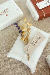 zeepblokken zeep afwerking droogbloemen en linnen zakje wit