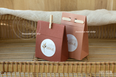 geboortesuikerdoosjes voor suikerbonen in bruin en aardetinten met houten stokje en wasknijper