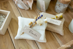 zeepblokken zeep inpakken stoffen zakjes linnen wit en droogbloemen