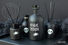 glazen parfumflesje met geurstokjes voor Halloween