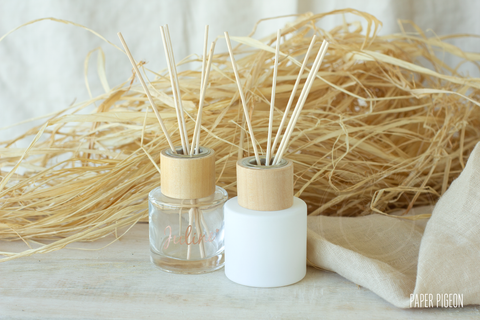 Rond parfumflesje met houten dop - verschillende combinaties - per 6 ex.