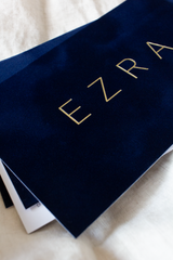 Geboortekaartje Ezra - marine fluweel met goudfolie