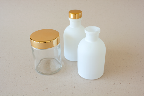 Glazen flesje wit met gouden dop - per 6 ex.