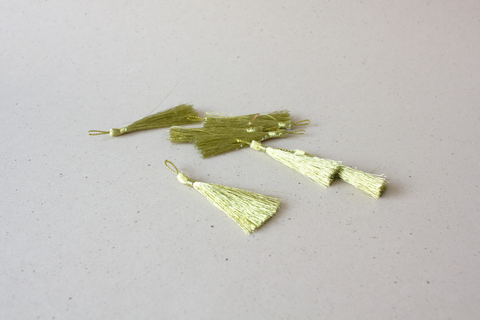 Kwastje in fijne gouden metallic draad